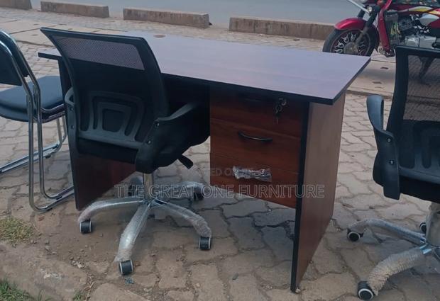 1m Lockable Office Desk With Mesh Office Chair Jg6tf
