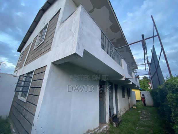 3bdrm Bungalow in Donholm Caltex for sale - thumbnail 2