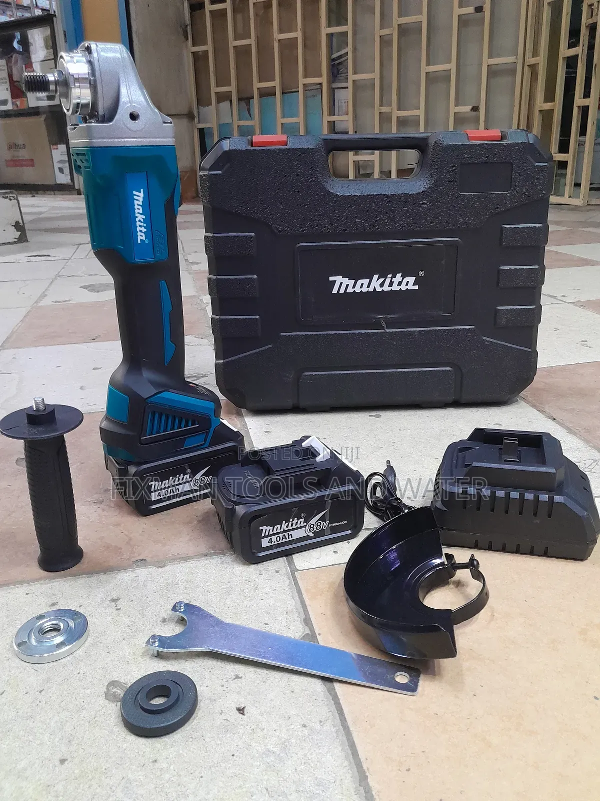Rechargeable Angle Grinder Makita 88 V And 2 Batteries