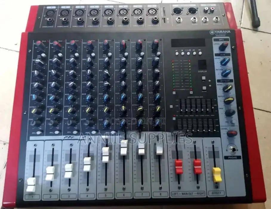8 Chanels Powered Mixer
