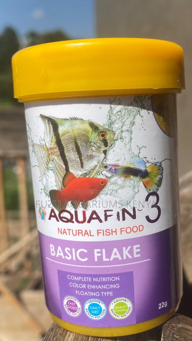 Aquafin Natural Flakes Perfect for Tropical Freshwater Fish