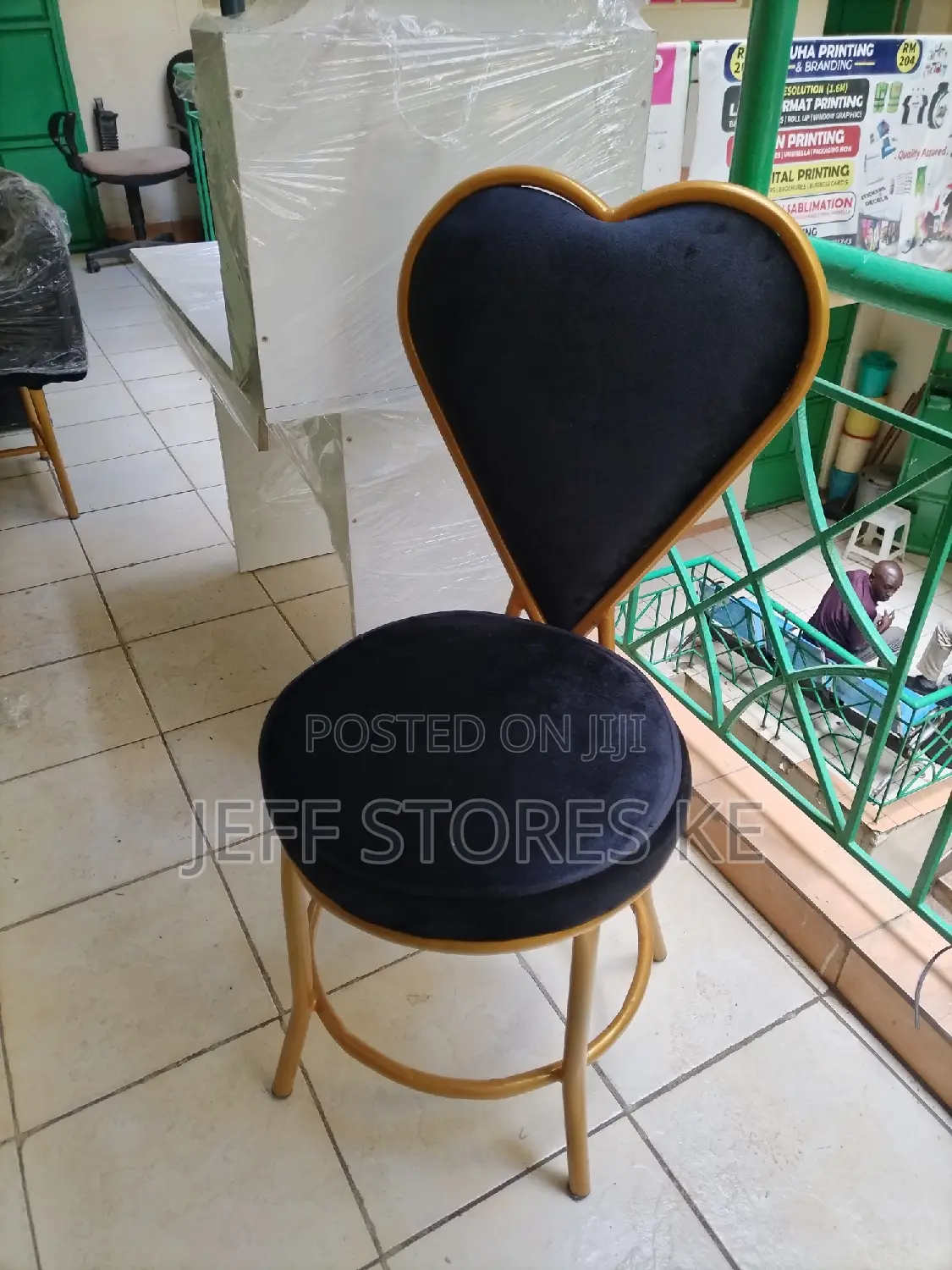 Simple Black Golden Manicure Chair