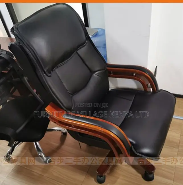 Office Seat:Sleek Leather Managerial Office Armchair