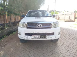 Toyota Hilux 2.5 D-4D 4X4 SRX 2012 White