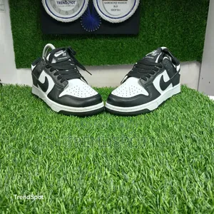 Sb Dunk
Black White