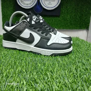 Sb Dunk
Black White