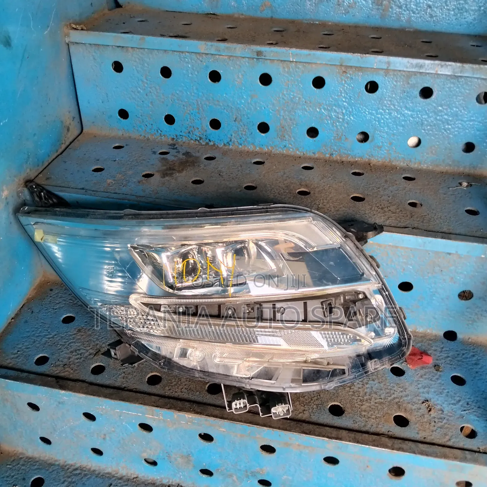 Noah 2018 Headlight