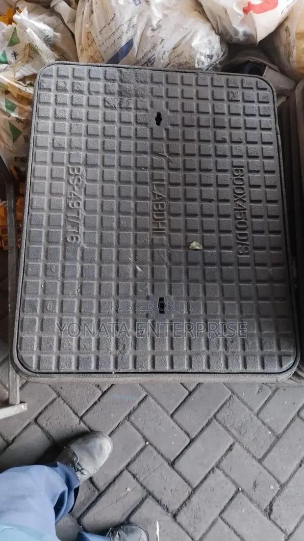 18*24 Cast Iron Medium Duty Manhole Cover
