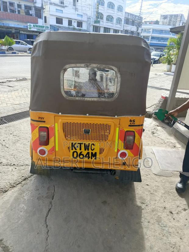 Bajaj RE 2023 Yellow - thumbnail 2