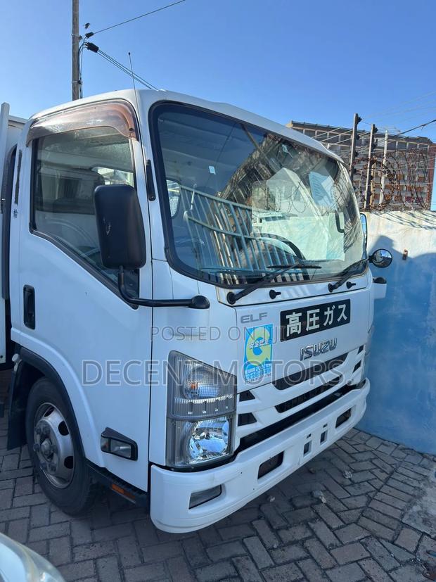 Isuzu Elf 2018 White - thumbnail 2