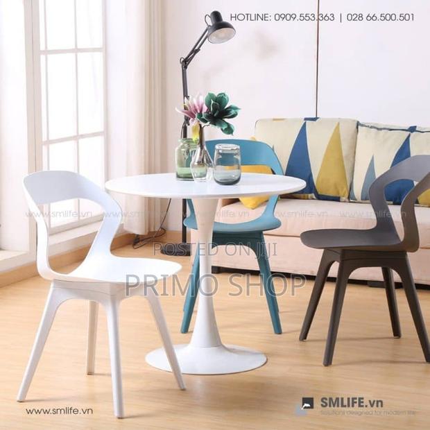 Round Table; Versatile Premium Spacious Dining Table - thumbnail 2