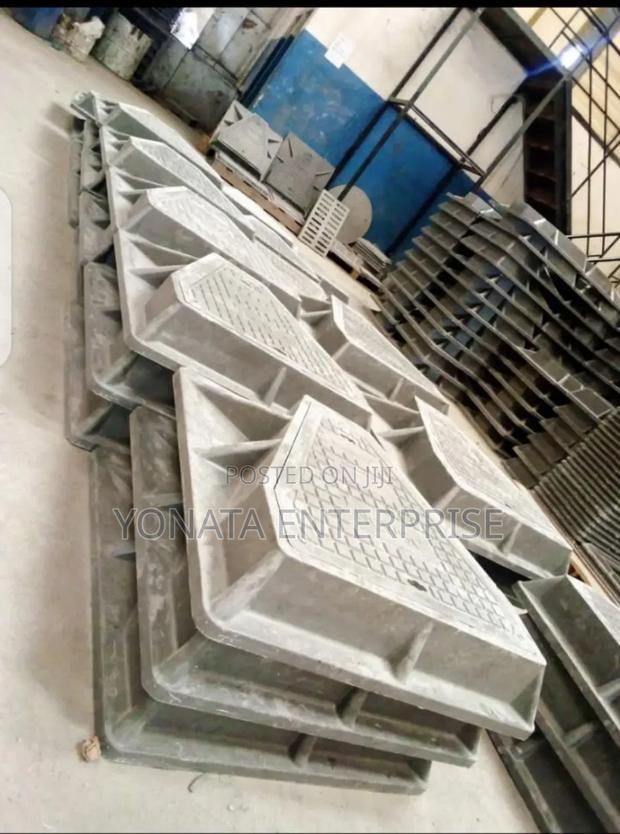 12.5t Triangular Manhole Cover