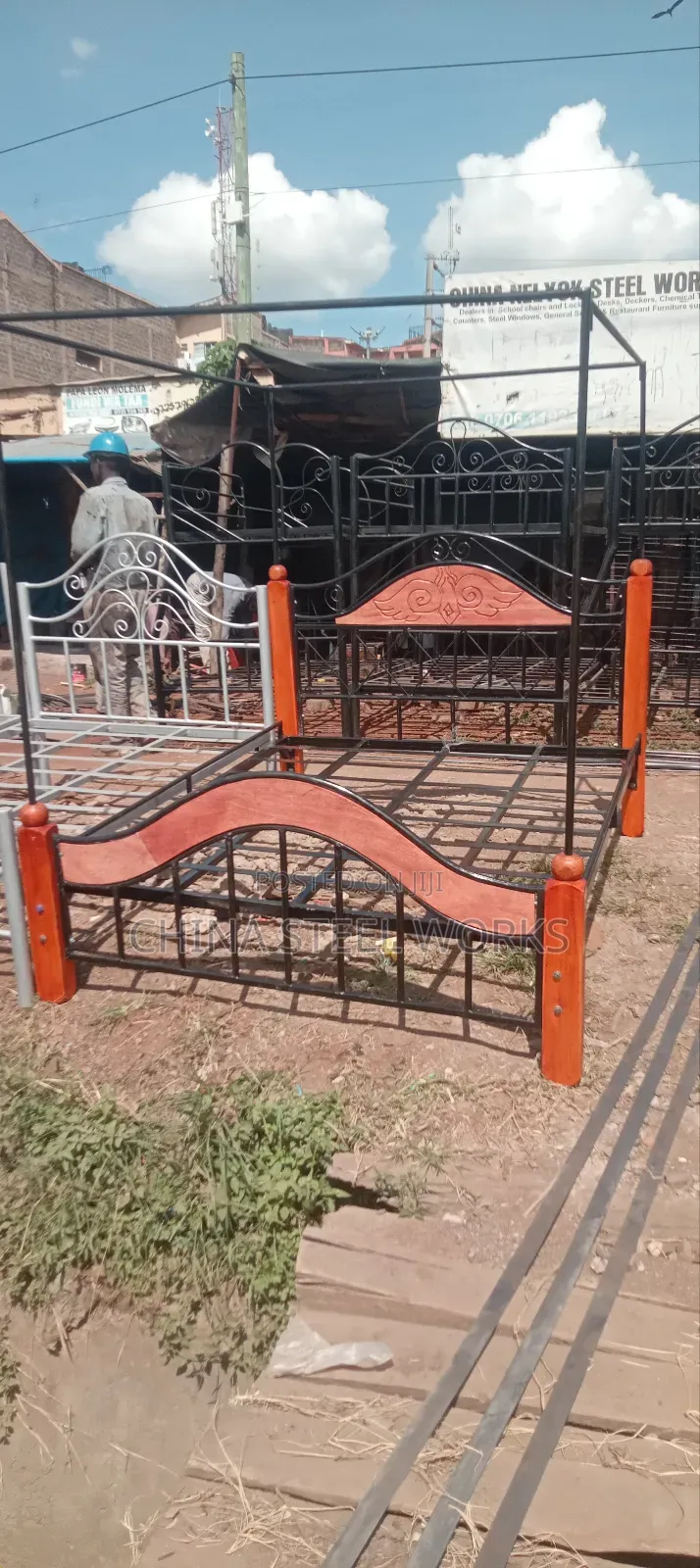 Kings Bed Metalic Frame Hardwood Stands With Net Stands
