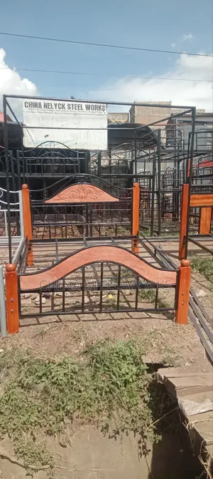 Kings Bed Metalic Frame Hardwood Stands With Net Stands