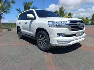 Toyota Land Cruiser 2018 White