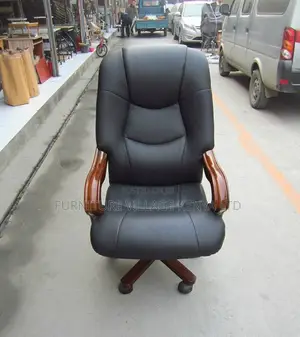 Office Chair:Executive Style Swivel Leadership Leather Chair