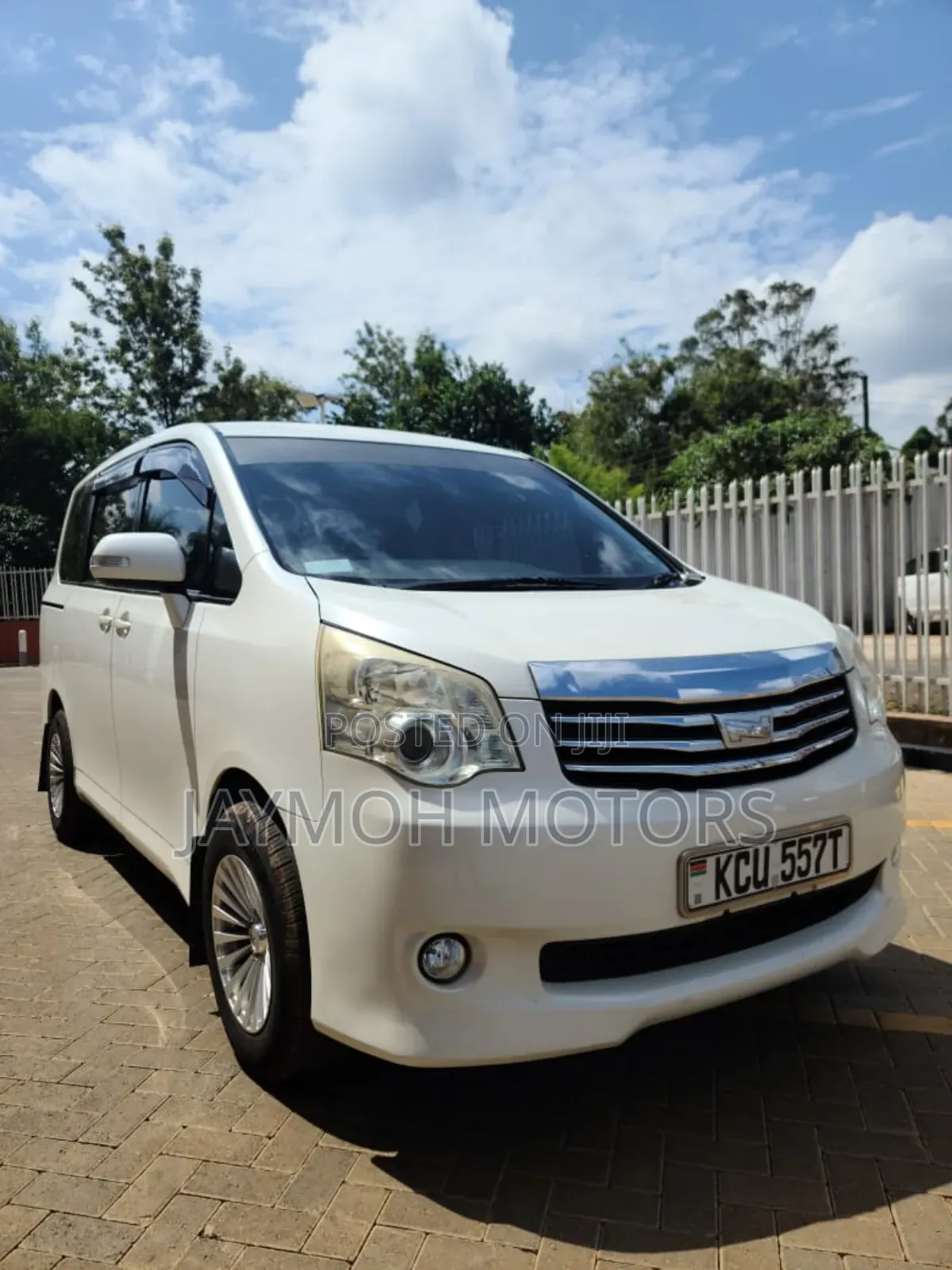 Toyota Noah 2013 White