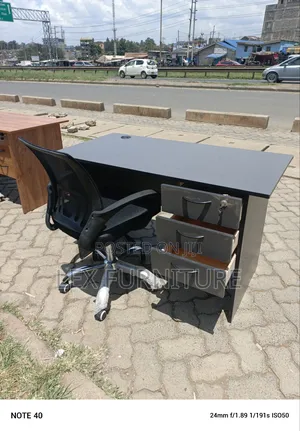 5z Office Desk and Office Chair