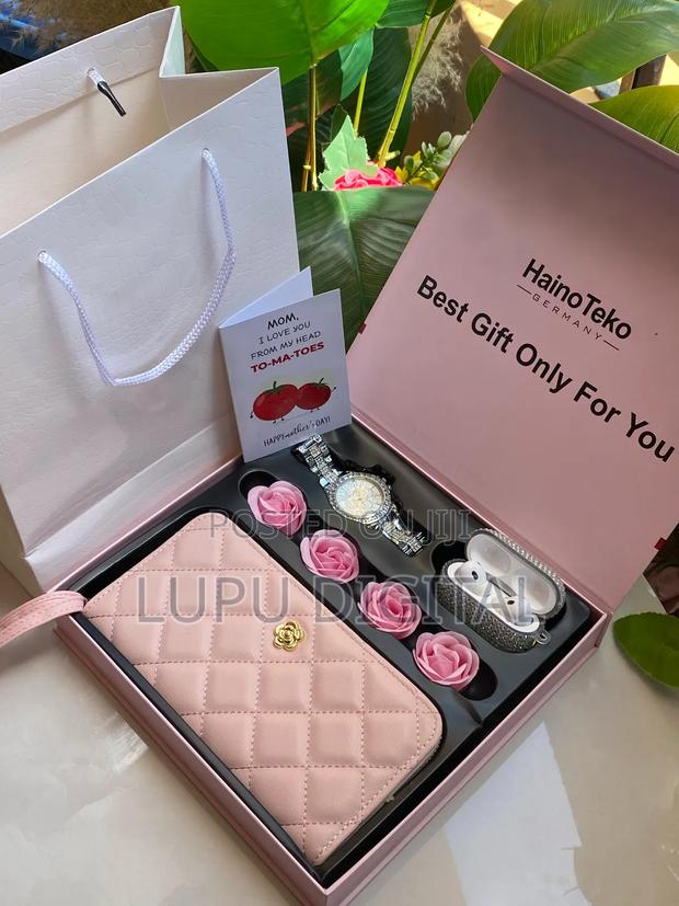 WatchPurse/WalletAirpodsSoap PetalsGift Set - main view