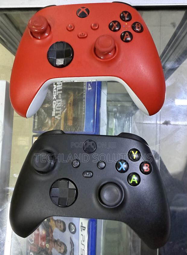Well Kept Xbox Series X Pad - main view