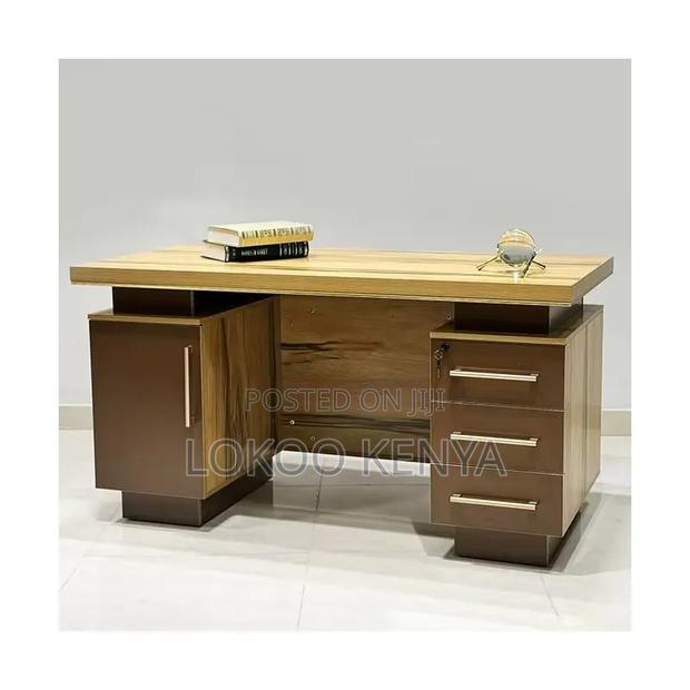 Office Desk: Sleek Executive Office Table – 1400mm