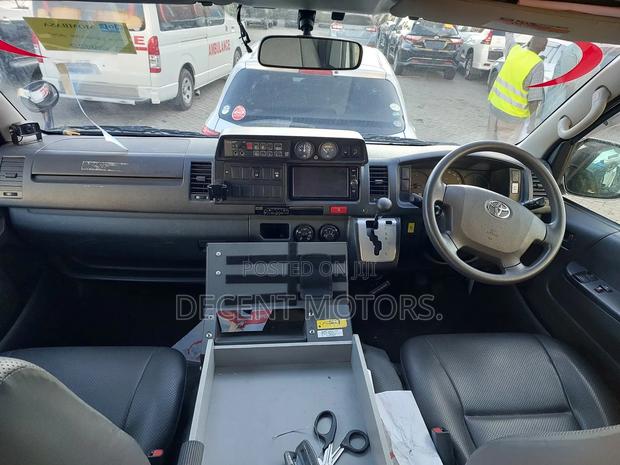 Toyota HiAce 2019 White - thumbnail 3