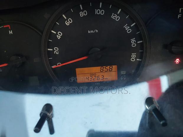 Toyota HiAce 2019 White - thumbnail 2