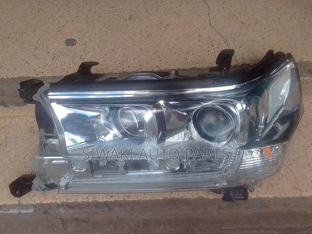 V8 200 Series 2018 Headlights - thumbnail 2