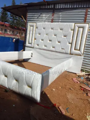 5*6 Honeycomb Tufted Bed With Gold Framing