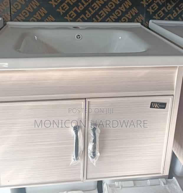 Modern Bathroom Vanity With Mirror - main view