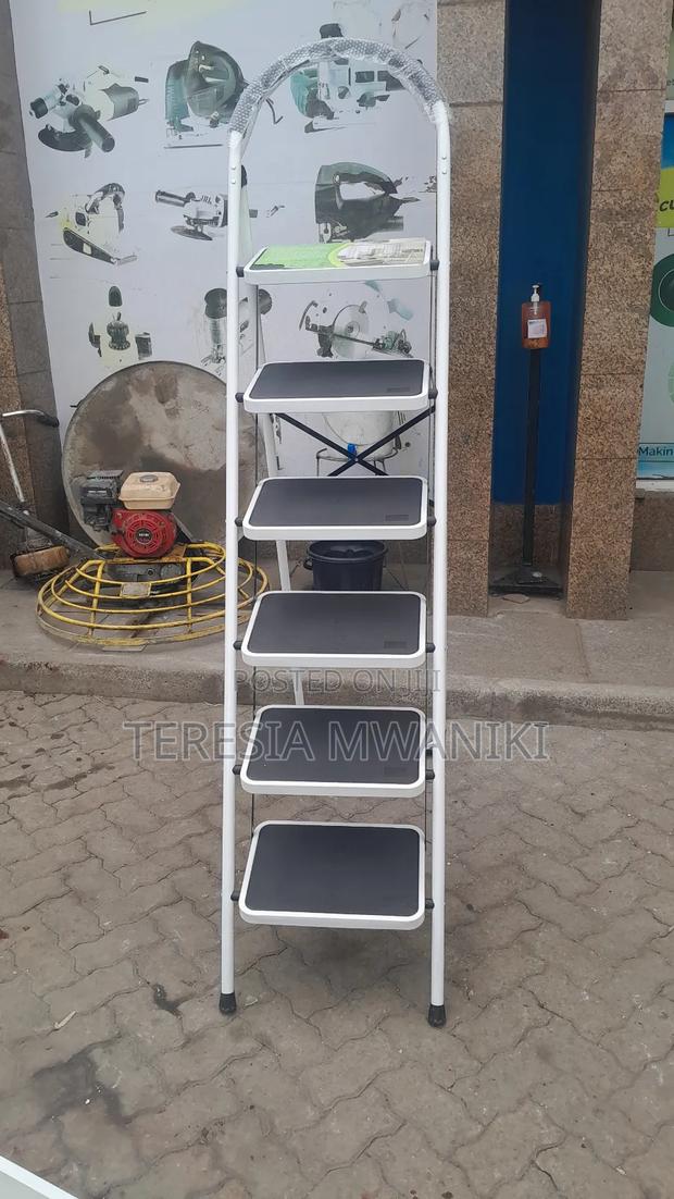 Steel Broad 6 Step  Ladder - thumbnail 3