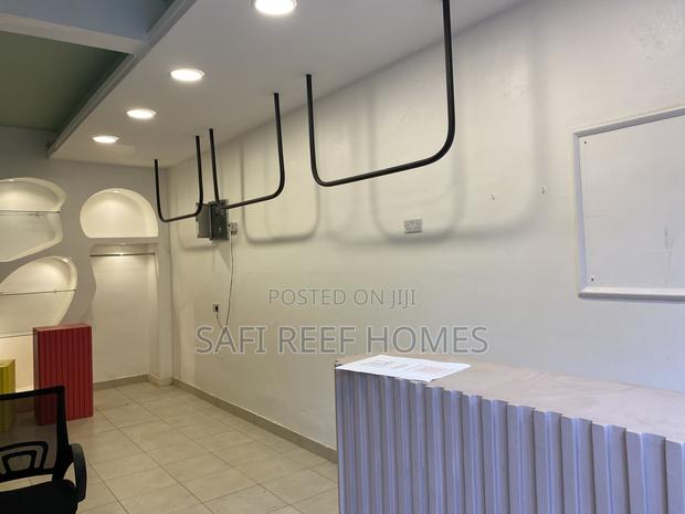 Shop to Let Along Links Touching the Road - thumbnail 4