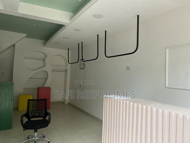 Shop to Let Along Links Touching the Road - thumbnail 10