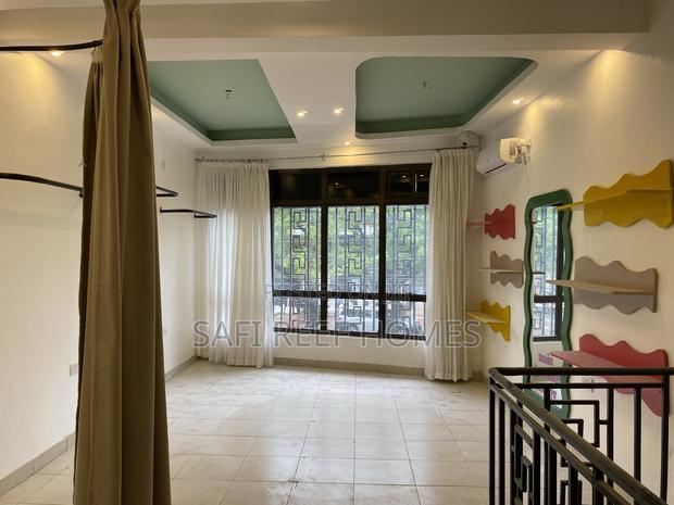 Shop to Let Along Links Touching the Road - thumbnail 6