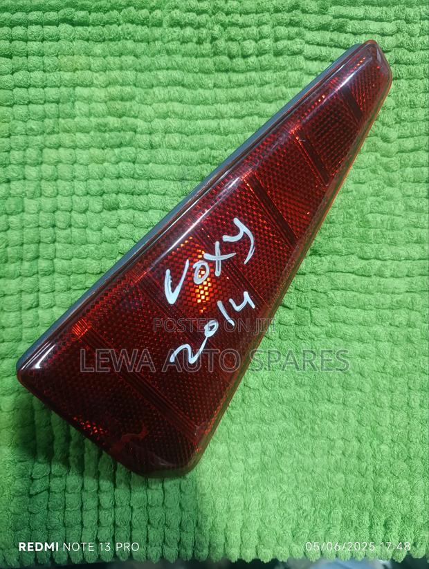 Tail Light Toyota Voxy - main view