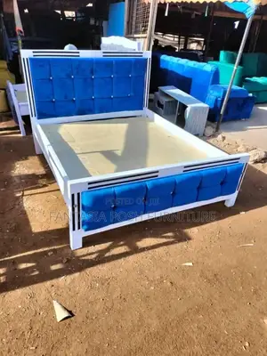 White Chester/Mocket Bed 5x6 With Blue Fabric
