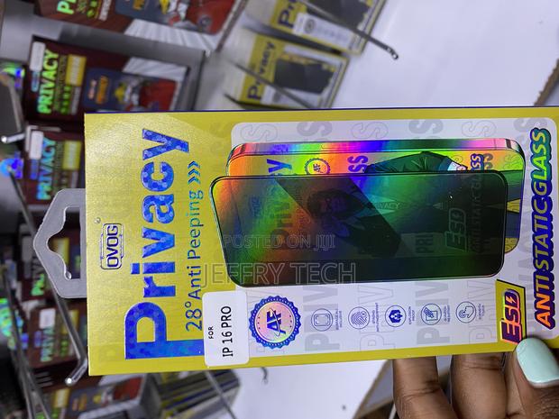 Flolab Privacy Anti Static Glass Protector for iPhone 16 Pro - main view