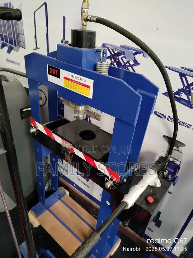 Heavy Duty Commercial 30t Hydraulic Press Machine. - thumbnail 4