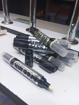 Free Ink Whiteboard Refillable Marker Pens