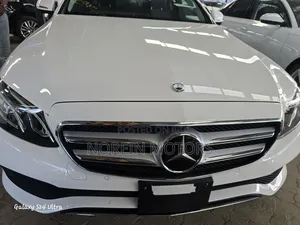 Mercedes-Benz E220 2019 Off white