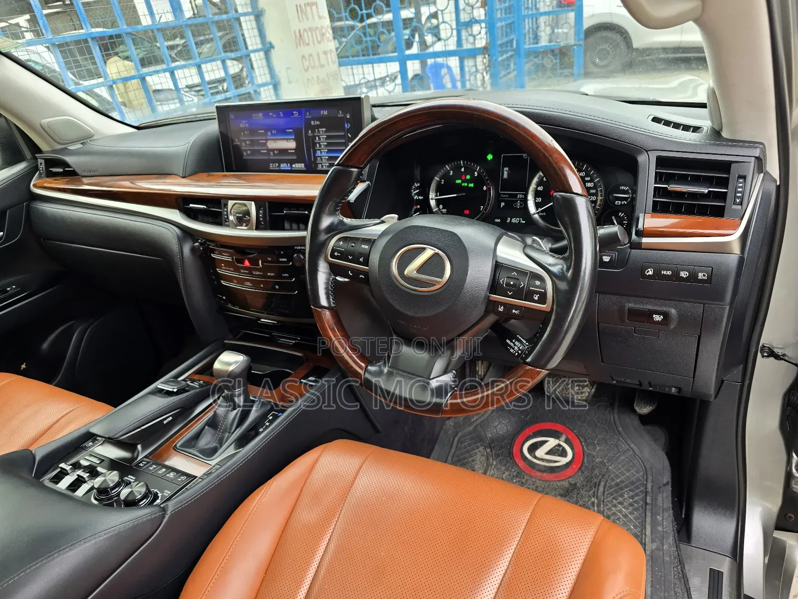 Lexus LX 570 (5 seats) AWD 2018 Gold