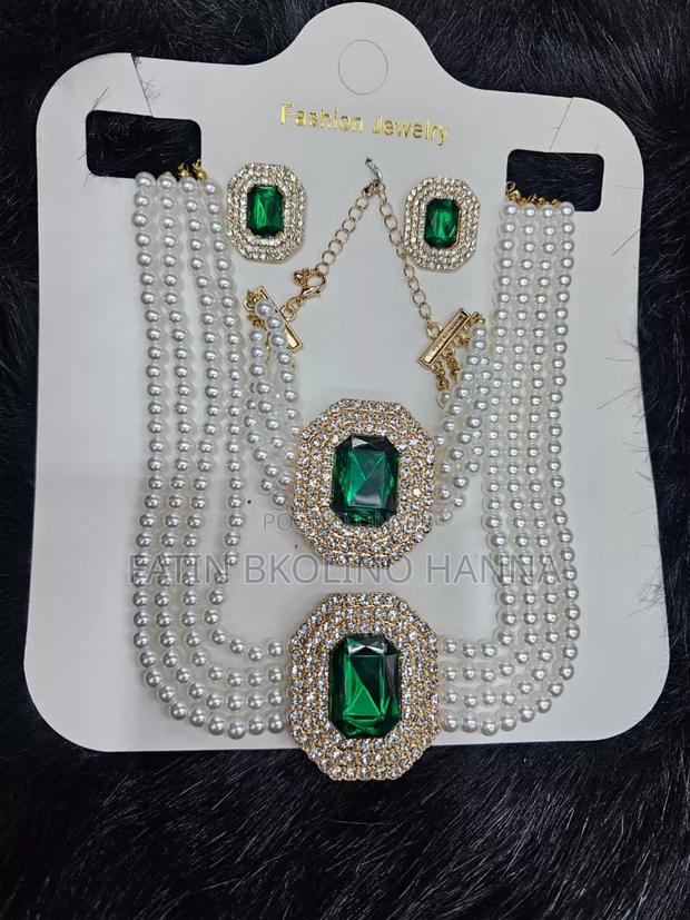 Green Pearl Necklace Set Layered - main view