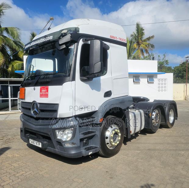 Mercedes-Benz 2017 White - thumbnail 3