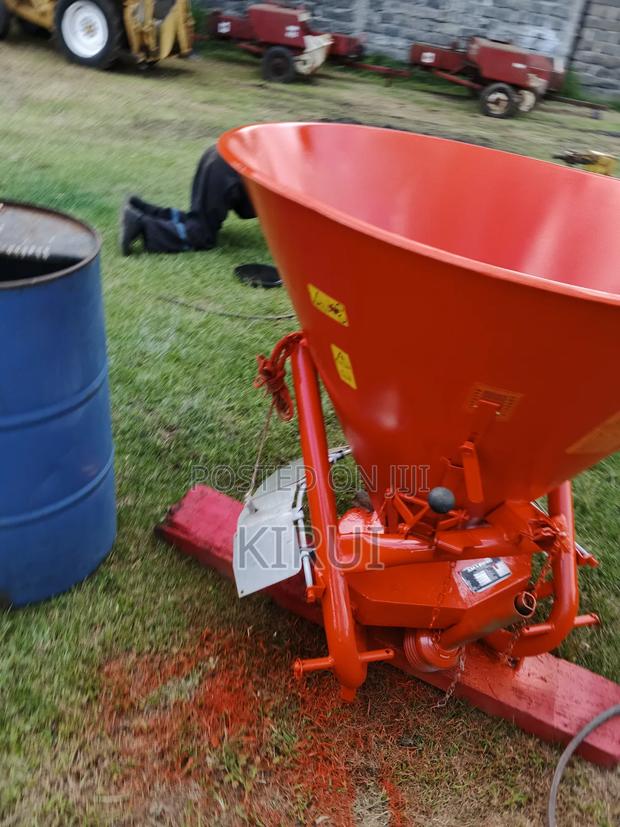 Fertilizer Spreaders - thumbnail 3