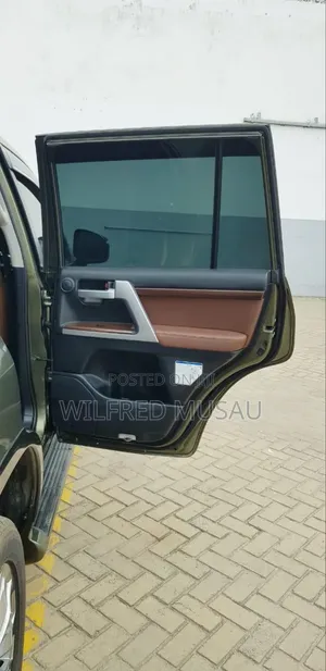 Toyota Land Cruiser 4.5 V8 TD 2018 Gold