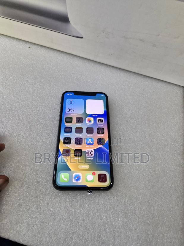 Apple iPhone X 64 GB Black - main view