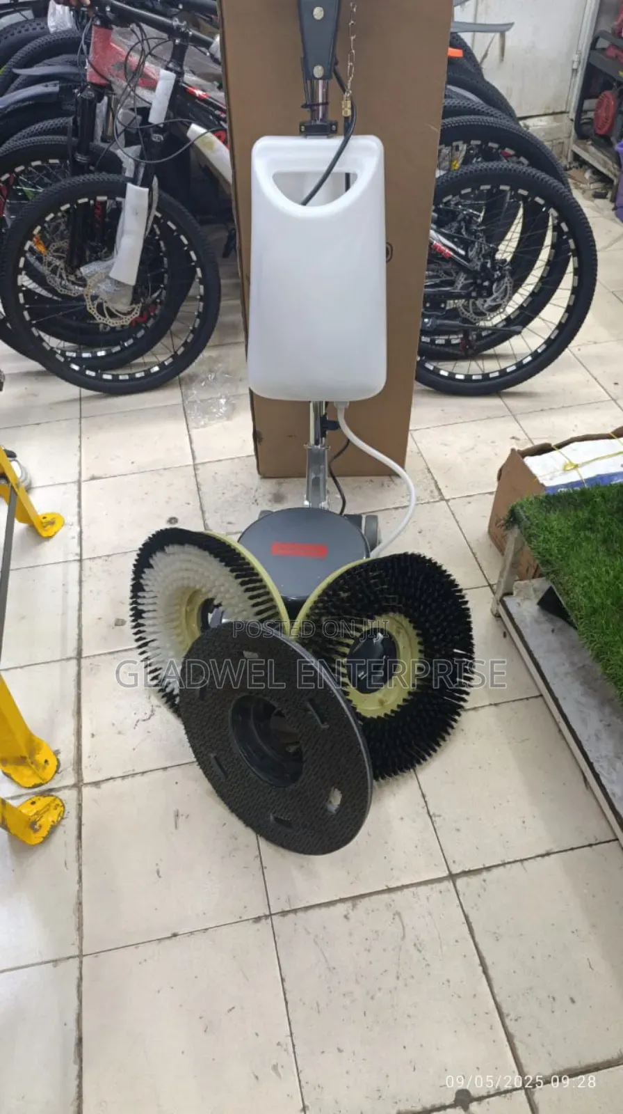 Heavy Duty Astramilano Commercial Floor Scrubber Machine