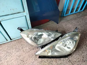 Fit Shuttle Headlights (Xenon)