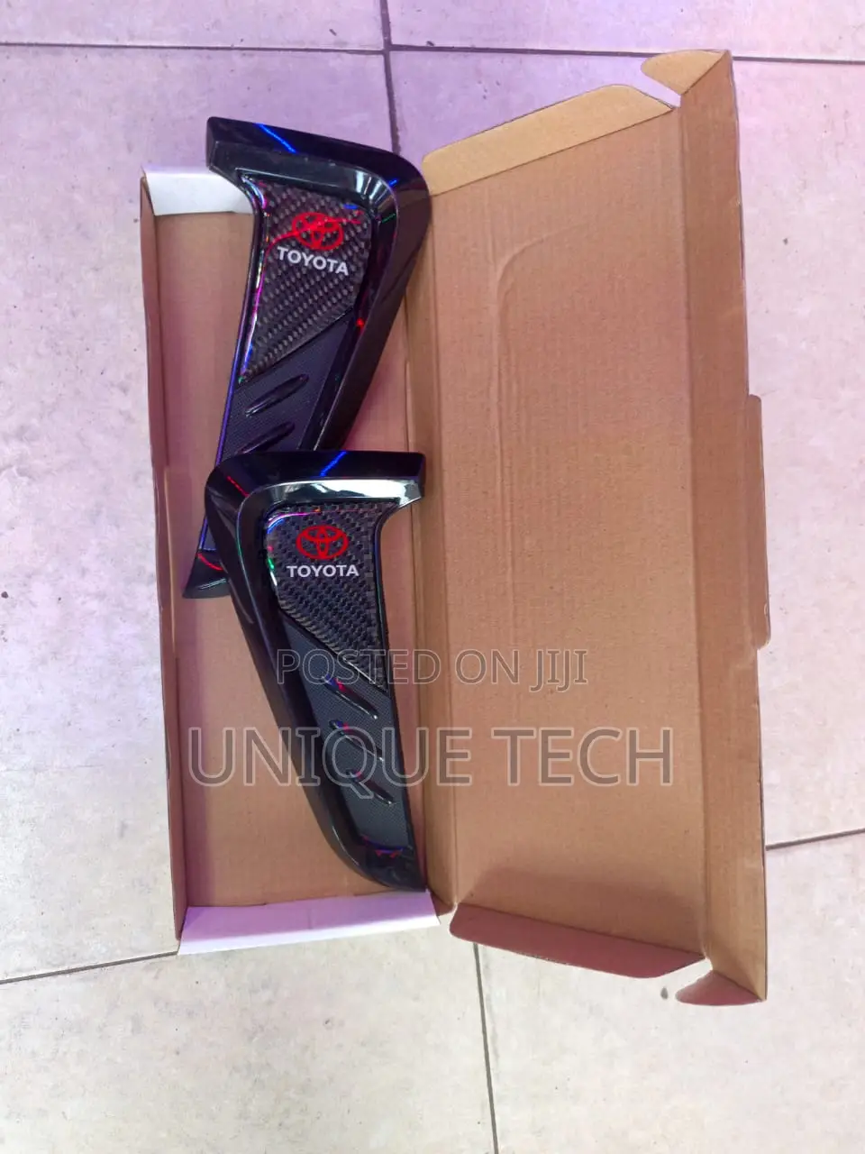 2pcs Black Branded Side Leaf Vent