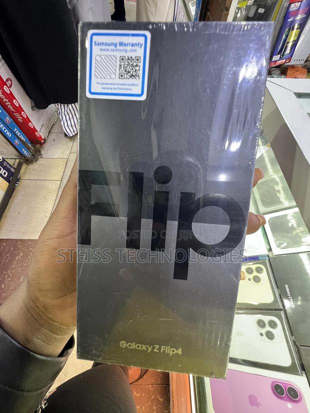 New Samsung Galaxy Z Flip4 256 GB Black - thumbnail 2